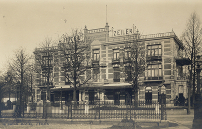 7667 Gezicht op de voorzijde van het Hotel Zeiler (Stationsplein 62) te Baarn uit het zuiden.